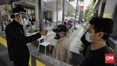 Pemprov DKI Buka Mal Pelayanan Publik Pemohon melakukan pengajuan administrasi di mal pelayanan publik. Jakarta, Rabu, 17 Mei 2020. CNN Indonesia/Adhi Wicaksono