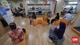 Pemprov DKI Buka Mal Pelayanan Publik Pemohon melakukan pengajuan administrasi di mal pelayanan publik. Jakarta, Rabu, 17 Mei 2020. CNN Indonesia/Adhi Wicaksono