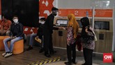 Pemprov DKI Buka Mal Pelayanan Publik Pemohon melakukan pengajuan administrasi di mal pelayanan publik. Jakarta, Rabu, 17 Mei 2020. CNN Indonesia/Adhi Wicaksono