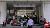 Pemprov DKI Buka Mal Pelayanan Publik Pemohon melakukan pengajuan administrasi di mal pelayanan publik. Jakarta, Rabu, 17 Mei 2020. CNN Indonesia/Adhi Wicaksono