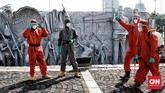 Penyemprotan Disinfektan Jelang Pembukaan Monas Petugas pemadam kebakaran menyemprotkan cairan disinfektan di kompleks Monumen Nasional (Monas), Jakarta, Rabu (17/6/2020). CNN Indonesia/Andry Novelino