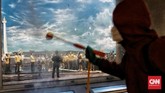 Penyemprotan Disinfektan Jelang Pembukaan Monas Petugas pemadam kebakaran menyemprotkan cairan disinfektan di kompleks Monumen Nasional (Monas), Jakarta, Rabu (17/6/2020). CNN Indonesia/Andry Novelino