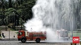 Penyemprotan Disinfektan Jelang Pembukaan Monas Petugas pemadam kebakaran menyemprotkan cairan disinfektan di kompleks Monumen Nasional (Monas), Jakarta, Rabu (17/6/2020). CNN Indonesia/Andry Novelino