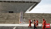 Penyemprotan Disinfektan Jelang Pembukaan Monas Petugas pemadam kebakaran menyemprotkan cairan disinfektan di kompleks Monumen Nasional (Monas), Jakarta, Rabu (17/6/2020). CNN Indonesia/Andry Novelino