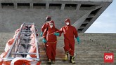 Penyemprotan Disinfektan Jelang Pembukaan Monas Petugas pemadam kebakaran menyemprotkan cairan disinfektan di kompleks Monumen Nasional (Monas), Jakarta, Rabu (17/6/2020). CNN Indonesia/Andry Novelino