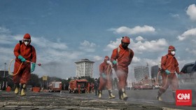 FOTO: Bersih-bersih Monas dari Virus Corona
