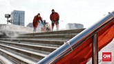 Penyemprotan Disinfektan Jelang Pembukaan Monas Petugas pemadam kebakaran menyemprotkan cairan disinfektan di kompleks Monumen Nasional (Monas), Jakarta, Rabu (17/6/2020). CNN Indonesia/Andry Novelino