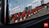 Penyemprotan Disinfektan Jelang Pembukaan Monas Petugas pemadam kebakaran menyemprotkan cairan disinfektan di kompleks Monumen Nasional (Monas), Jakarta, Rabu (17/6/2020). CNN Indonesia/Andry Novelino