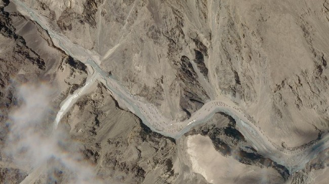 Menlu China dan India melakukan pertemuan dan sepakat untuk meredam ketegangan yang terjadi di daerah perbatasan dekat Himalaya.