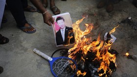Bentrok dengan China, Warga India Bakar Foto Xi Jinping