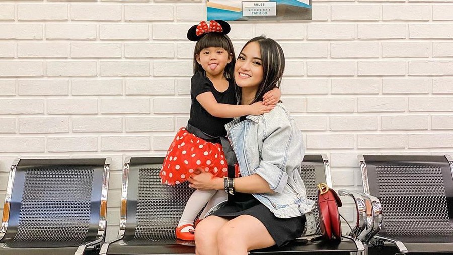 Ziarah ke Makan Ayah, Anak RIrin Ekawati Nangis Tak Mau Pulang