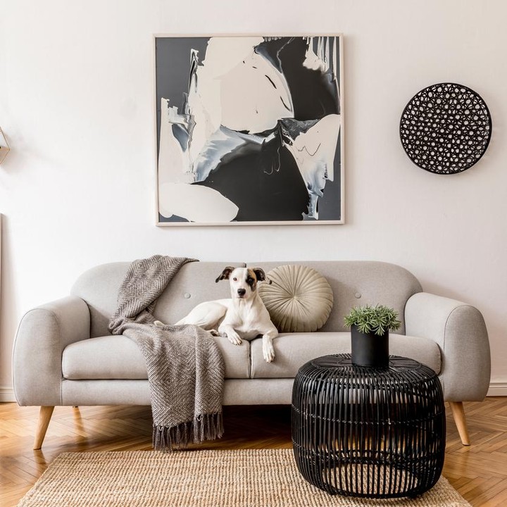<p>Kalau Bunda ingin tema yang sedikit sentuhan alam, memasang karpet berwarna cokelat di atas lantai motif kayu adalah pilihan yang tepat. Terlihat lebih Instagramable untuk foto di rumah. (Foto: iStock)</p>