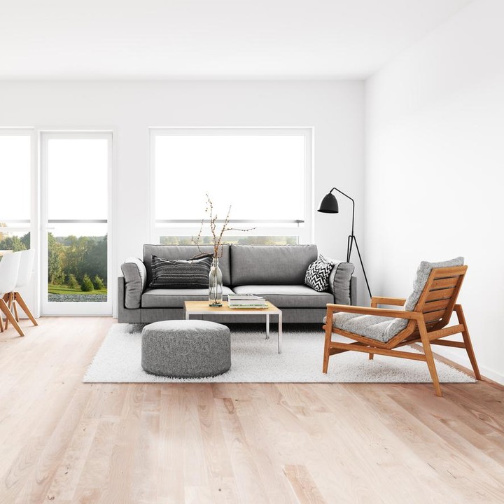 <p>Penggunaan karpet bisa dijadikan sebagai pemisah ruangan seperti ini. Jadi, ruangan sudah terpisah tanpa adanya penyekat. (Foto: iStock)</p>