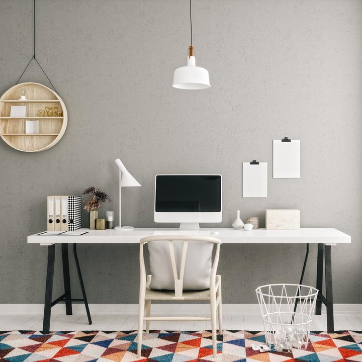 <p>Karpet dapat dipasang di ruang kerja rumah minimalis untuk membuat ruangan terlihat lebih menarik. (Foto: iStock)</p>
