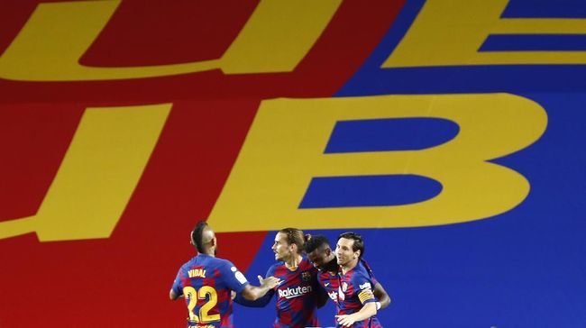 FC Barcelona's Antoine Griezmann, second left, celebrates after scoring his side's second goal during the Spanish La Liga soccer match between FC Barcelona and Leganes at the Camp Nou stadium in Barcelona, Spain, Tuesday, June 16, 2020. (AP Photo/Joan Montfort)