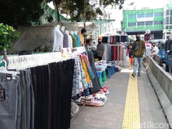 Hari Ketiga Pasar Tanah Abang Dibuka, PKL hingga Ojol Berkerumun di Trotoar