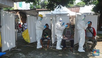Sebanyak 150 orang pedagang pasar tradisional menjalani Swab COVID-19 yang dilakukan oleh puskesmas Kecamatan Palmerah, Jakarta Barat. 17/6/20. CNBC Indonesia/Tri Susilo    Swab COVID-19  dilaksanakan oleh pihak Puskesmas Kecamatan Palmerah, Jakarta Barat pada Rabu (17/6/2020) mulai pukul 08.00 hingga selesai. Seluruh petugas medis yang melaksanakan Swab test juga dibekali alat pelindung diri (APD) lengkap.    