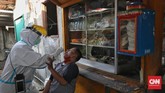 swat test di pasar Petugas medis Puskesmas Kecamatan Gambir mengambil sampel lendir warga saat tes Swab di Pasar Thomas, Jakarta, Rabu, 17 Juni 2020. Tes swab untuk memutus mata rantai penyebaran Covid-19 itu diperuntukan bagi para pedagang pasar. CNN Indonesia/Safir Makki