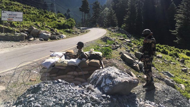 Satu anggota pasukan khusus India tewas dalam pertikaian dengan tentara China di perbatasan Himalaya.