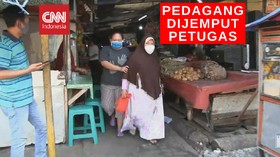 VIDEO: Petugas Jemput Pedagang Yang Positif Covid-19