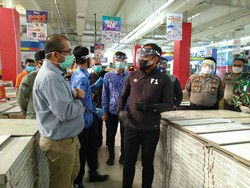 Tinjau Toko Bahan Bangunan Mitra10 Bogor, Bima Arya: 74 ODP Akan Tes Swab