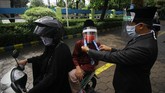 Wisuda Kala Pandemi Murid SD Islam Al Azhar (SDIA) 11 Surabaya mengikuti prosesi wisuda akhir tahun secara