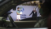 Wisuda Kala Pandemi Pelajar menunjukan tanda kelulusan saat wisuda drive thru di Sekolah Dasar (SD) Mutiara Persada, Sumberan, Ngestiharjo, Kasihan, Bantul, D.I Yogyakarta, Senin (15/6/2020). Wisuda yang digelar secara drive thru dengan protokol kesehatan COVID-19 itu dilaksanakan untuk mewujudkan mimpi pelajar yang menginginkan tetap diwisuda setelah enam tahun menempuh pendidikan. ANTARA FOTO/Andreas Fitri Atmoko/pras.