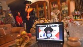Wisuda Kala Pandemi Hiero Lasut bersama ibunya bersiap mengikuti wisuda Universitas Sam Ratulangi secara daring dari rumahnya di Manado, Sulawesi Utara, Kamis (11/06/2020).Wisuda daring diselenggarakan dalam Sidang Terbuka Senat Universitas Sam Ratulangi periode IV yang diikuti 436 wisudawan dengan total peserta melalui aplikasi Zoom Meeting sebanyak 760 dan disiarkan secara langsung di situs Youtube. ANTARA FOTO/Adwit B Pramono/nz