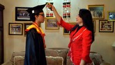 Wisuda Kala Pandemi Youna Sompotan (kanan) memindahkan tali toga anaknya yang mengikuti prosesi Wisuda Universitas Sam Ratulangi secara daring dari rumahnya di Manado, Sulawesi Utara, Kamis (11/06/2020).Wisuda daring diselenggarakan dalam Sidang Terbuka Senat Universitas Sam Ratulangi periode IV yang diikuti 436 wisudawan dengan total peserta melalui aplikasi Zoom Meeting sebanyak 760 dan disiarkan secara langsung di situs Youtube. ANTARA FOTO/Adwit B Pramono/nz