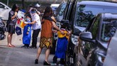 Wisuda Kala Pandemi Siswa sekolah Stella Maris bersiap sebelum mengikuti acara kelulusan secara 'drive thru' di Stella Maris School, Kelapa Dua, Kabupaten Tangerang, Banten, Selasa (9/6/2020). Kegiatan wisuda tersebut digelar secara 'drive thru' guna menghindari kerumunan yang bisa menjadi medium penyebaran COVID-19. ANTARA FOTO/Fauzan/foc.