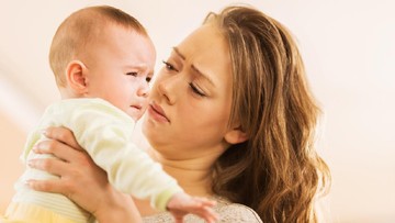 KATA DOKTER SOAL USIA IDEAL MENINDIK TELINGA BAYI