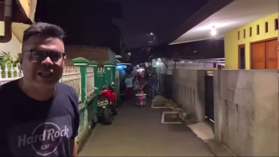 Viral makam di dalam gang yang persis berada di depan rumah artis Abdel Achrian&period;