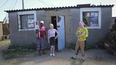 Albino di Zimbabwe Joyce Muchenje, left, poses for a photo with her three children, who all have albinism ,outside their family home in Chitungwiza on the outskirts of Harare, in this Tuesday, June, 9, 2020 photo. Muchenje used to provide for them by washing laundry and household cleaning for cross border traders at a busy border town before the lockdown, but now the border trade has stopped and Mutenje has run out of money to get the skin cream for her children.(AP Photo/Tsvangirayi Mukwazhi)