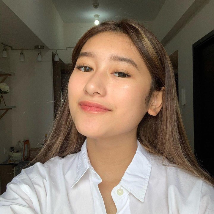 <span style="color: #500050; font-family: Arial, Helvetica, sans-serif; font-size: small;">Kecantikan Amanda tetap terpancar meski hanya menggunakan make up polos. (Foto: Instagram @amandacaesaa)</span>
