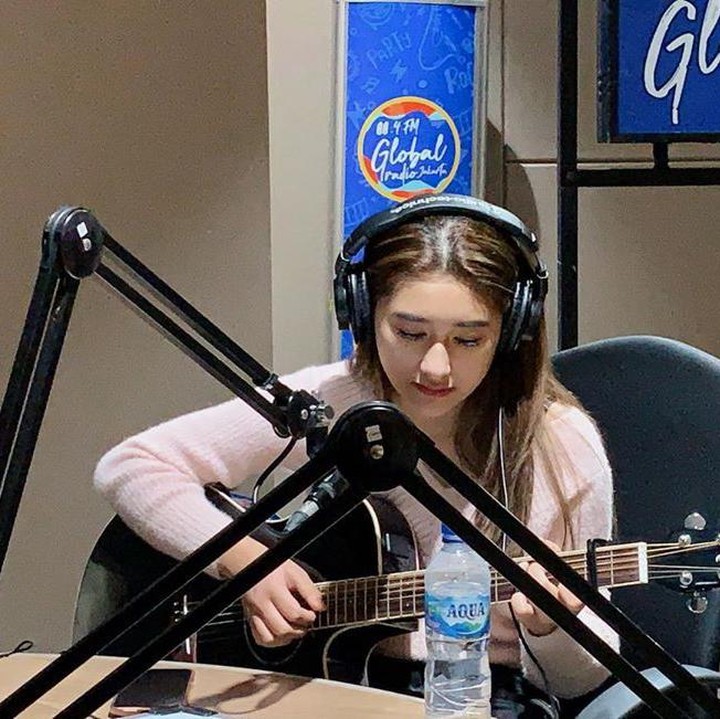 <span style="color: #500050; font-family: Arial, Helvetica, sans-serif; font-size: small;">Amanda juga sangat jago bermusik yang membuatnya semakin diidolakan. (Foto: Instagram @amandacaesaa)</span>