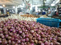 Pembeli Sepi, Harga Bawang di Medan Merosot