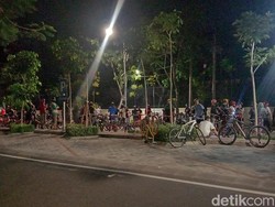 Ratusan Pesepeda Malam di Surabaya Abaikan Physical Distancing