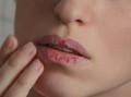 Aplikasi Covid Inggris Sebut Bibir Kering Jadi Gejala Corona