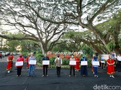 Serahkan Bansos Pelaku Seni-Wisata, Bupati Anas Optimis Sambut New Normal