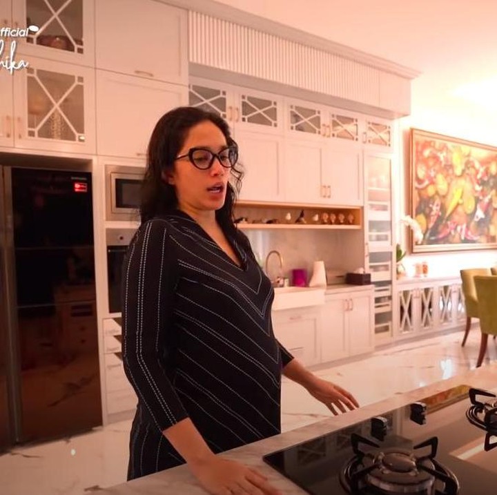 <p>Ussy juga menunjukkan dapur bersih plus meja makannya. Nuansanya serba putih dan bergaya klasik. (Foto: YouTube/ Ussy Andhika Official)</p>