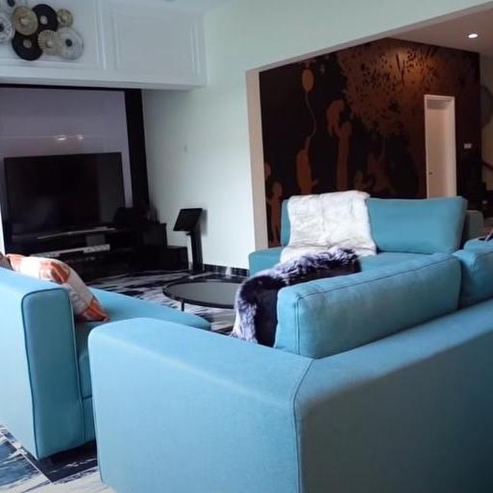 <p>Di ruang keluarga terdapat sofa besar yang nyaman. Ruangnya juga beralaskan karpet yang motifnya senada dengan warna sofa. (Foto: YouTube/ Ussy Andhika Official)</p>