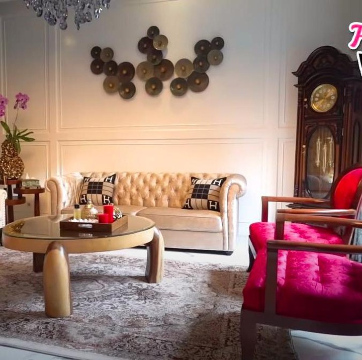 <p>Rumah mewah Ussy Sulistiawaty dan Andhika Pratama baru saja selesai direnovasi. Mereka pun mengadakan home tour, ruangan yang pertama kali ditunjukkan adalah ruang tamu. Terdapat sofa besar yang menarik perhatian di dalamnya. (Foto: YouTube/ Ussy Andhika Official)</p>