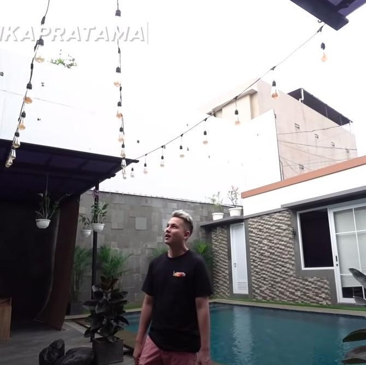 <p>Bagian belakang rumah terdapat mini bar dan kolam renang. Yang menarik terdapat lampu yang melintang ke arah mini bar. Wah, kalau malam pasti terlihat romantis ya? (Foto: YouTube/ Ussy Andhika Official)    </p>