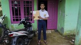 JEMPUT BOLA TUGAS SEKOLAH SAAT PANDEMI COVID-19 Pelajar SMP N 4 Bawang, Khoerul Risal, menunjukkan amplop berkas lembar tugas yang diantarkan langsung oleh gurunya di Pranten, Kecamatan Bawang, Kabupaten Batang, Jawa Tengah.