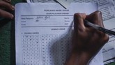 JEMPUT BOLA TUGAS SEKOLAH SAAT PANDEMI COVID-19 Siswa SMP N 4 Bawang, Dani Difanudin, mengerjakan tugas sekolah di rumahnya di Pranten, Kecamatan Bawang, Kabupaten Batang, Jawa Tengah.