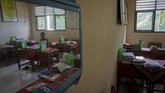 JEMPUT BOLA TUGAS SEKOLAH SAAT PANDEMI COVID-19 Kepala Sekolah SMP N 4 Bawang Mulud Sugito mengoreksi tugas sekolah siswa di SMP N 4 Bawang di Pranten, Kecamatan Bawang, Kabupaten Batang, Jawa Tengah.
