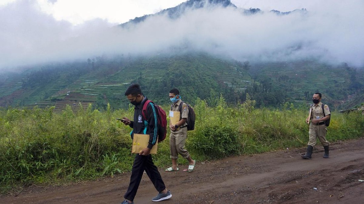 FOTO: Perjuangan 'Pak Guru Mulud' Antarkan Tugas untuk Siswa