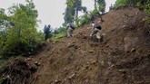JEMPUT BOLA TUGAS SEKOLAH SAAT PANDEMI COVID-19 Kepala Sekolah SMP N 4 Bawang Mulud Sugito (kanan) dan guru Wiyata Bhakti menaiki bukit saat mengantar lembar tugas siswa secara langsung ke rumahnya di Pranten, Kecamatan Bawang, Kabupaten Batang, Jawa Tengah.