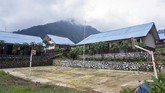 JEMPUT BOLA TUGAS SEKOLAH SAAT PANDEMI COVID-19 Suasana SMP N 4 Bawang saat pemberlakuan kebijakan belajar di rumah akibat pandemi COVID-19 di Pranten, Kecamatan Bawang, Kabupaten Batang, Jawa Tengah.