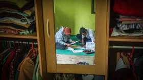 FOTO: Perjuangan 'Pak Guru Mulud' Antarkan Tugas untuk Siswa